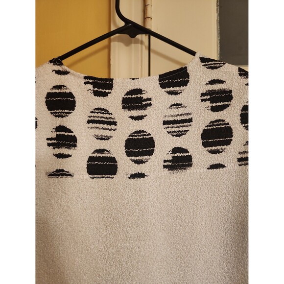 Chico's Travelers Collection Black & White Crinkle Top 1 Hook Size 1 US 8 - Picture 8 of 9